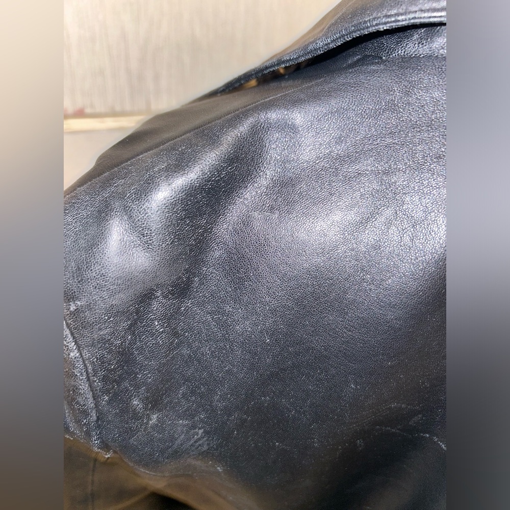 M.T. Studio cropped Leather, See wear, button missing - Picture 8 of 8